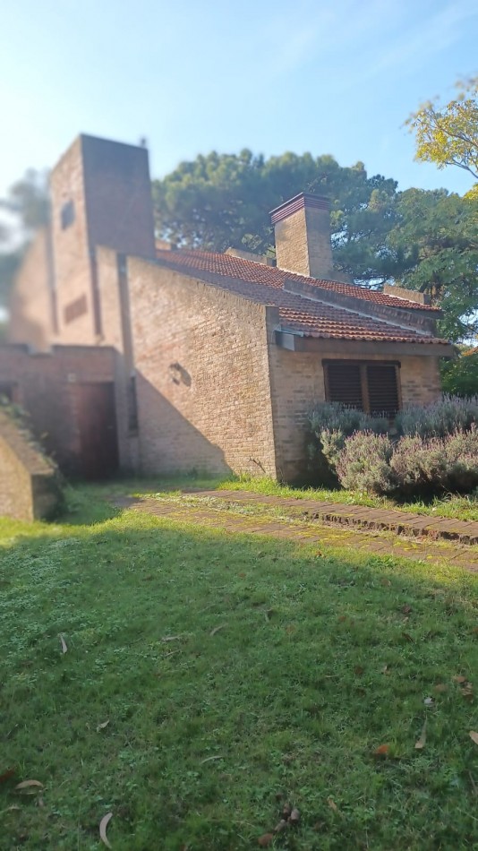 CASA EN VENTA A 700MTS DE LA PLAYA EN PINAMAR  4 HABITACIONES 