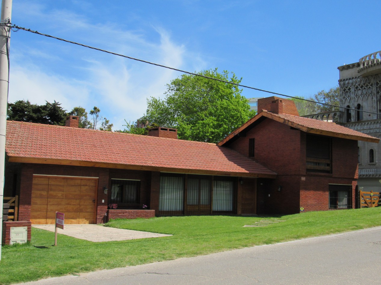 CASA EN VENTA A 300 MTS DE LA PLAYA EN ZONA IGLESIA PINAMAR. 213 MT2 CUB.4 HABITACIONES .TERRENO 890 MT2 ESCUCHAMOS PROPUESTAS