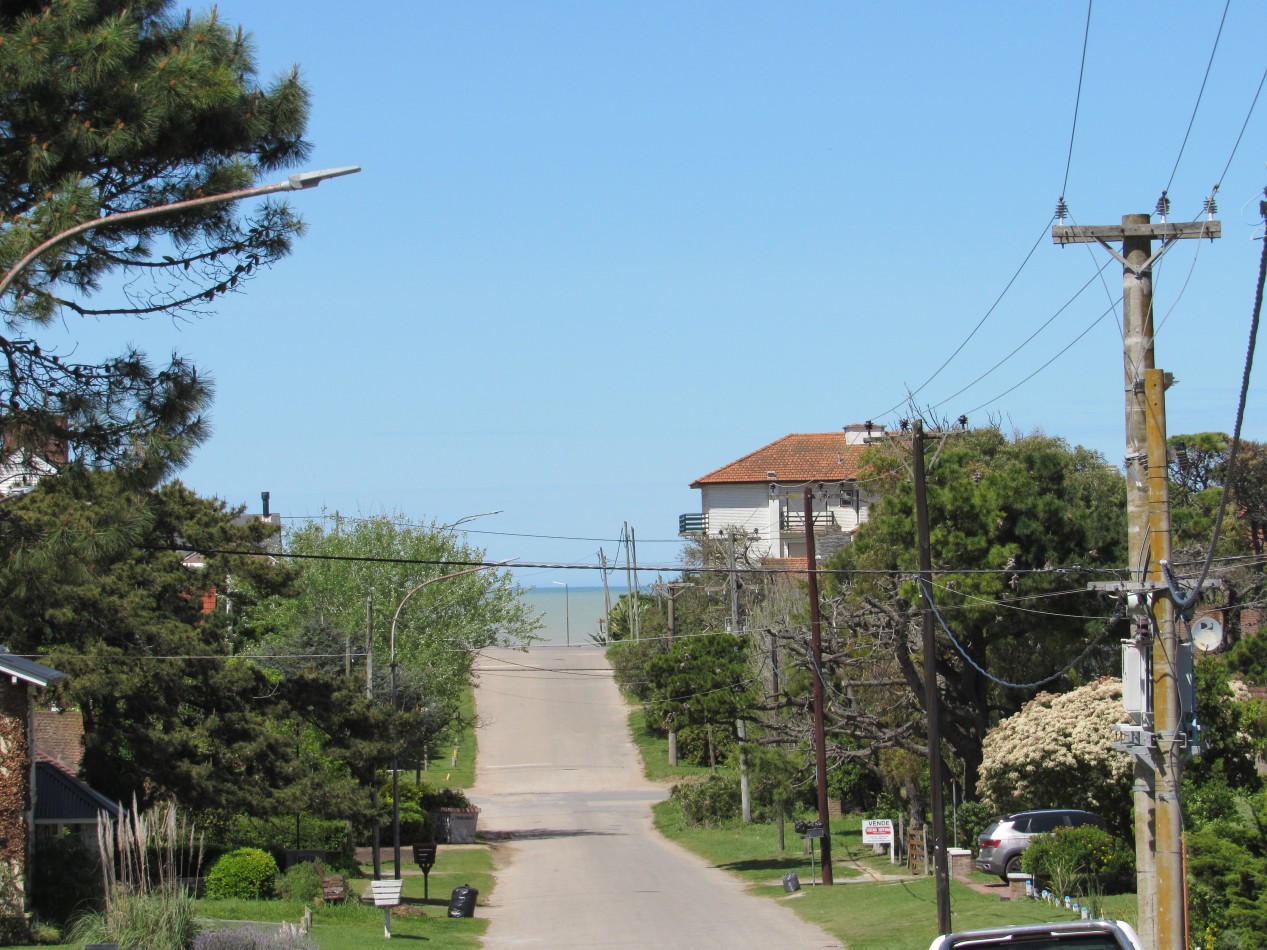 CASA EN VENTA A 300 MTS DE LA PLAYA EN ZONA IGLESIA PINAMAR. 213 MT2 CUB.4 HABITACIONES .TERRENO 890 MT2 ESCUCHAMOS PROPUESTAS