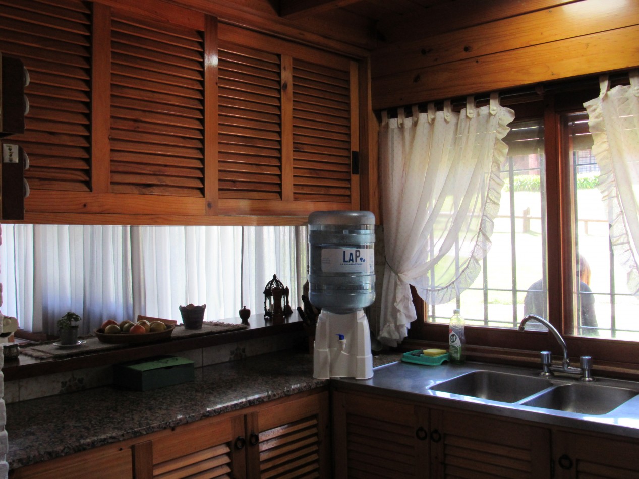CASA EN VENTA A 300 MTS DE LA PLAYA EN ZONA IGLESIA PINAMAR. 213 MT2 CUB.4 HABITACIONES .TERRENO 890 MT2 ESCUCHAMOS PROPUESTAS