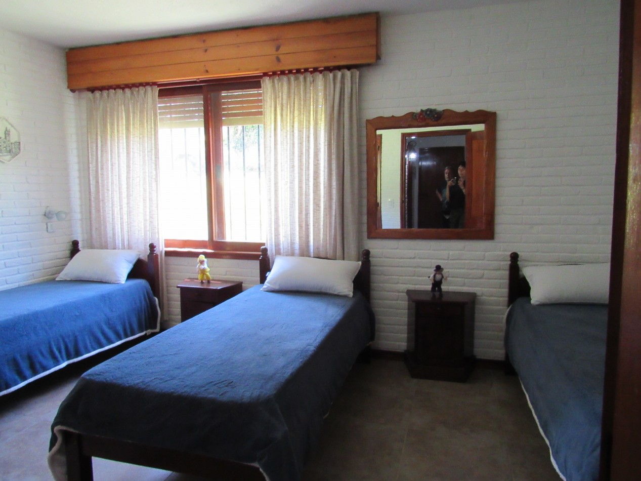 CASA EN VENTA A 300 MTS DE LA PLAYA EN ZONA IGLESIA PINAMAR. 213 MT2 CUB.4 HABITACIONES .TERRENO 890 MT2 ESCUCHAMOS PROPUESTAS