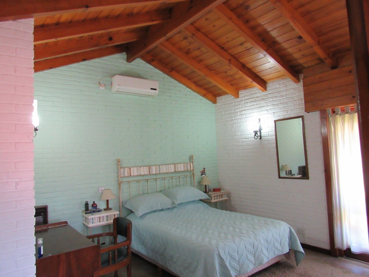 CASA EN VENTA A 300 MTS DE LA PLAYA EN ZONA IGLESIA PINAMAR. 213 MT2 CUB.4 HABITACIONES .TERRENO 890 MT2 ESCUCHAMOS PROPUESTAS