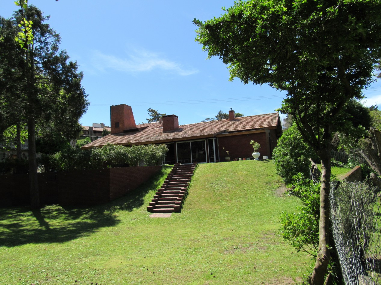 CASA EN VENTA A 300 MTS DE LA PLAYA EN ZONA IGLESIA PINAMAR. 213 MT2 CUB.4 HABITACIONES .TERRENO 890 MT2 ESCUCHAMOS PROPUESTAS