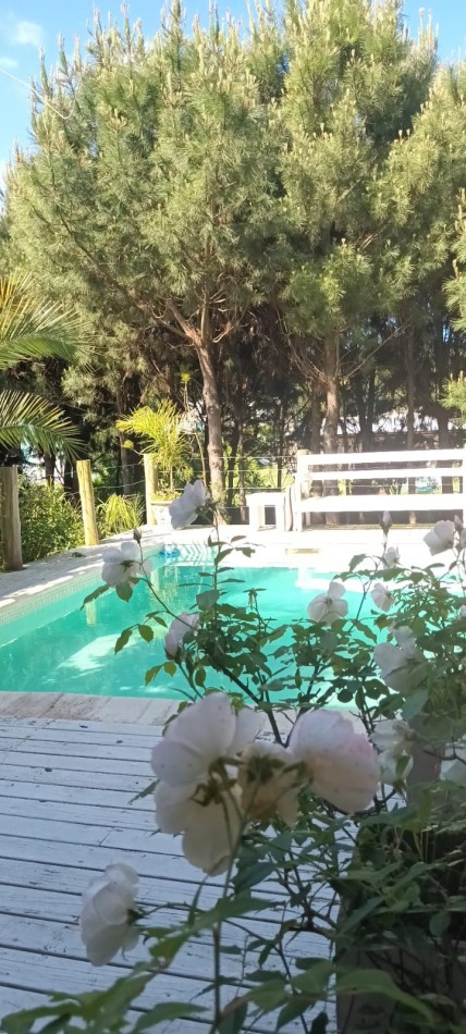   CASA EN VENTA  EN PINAMAR 2HABITACIONES.PILETA.GAS NATURAL