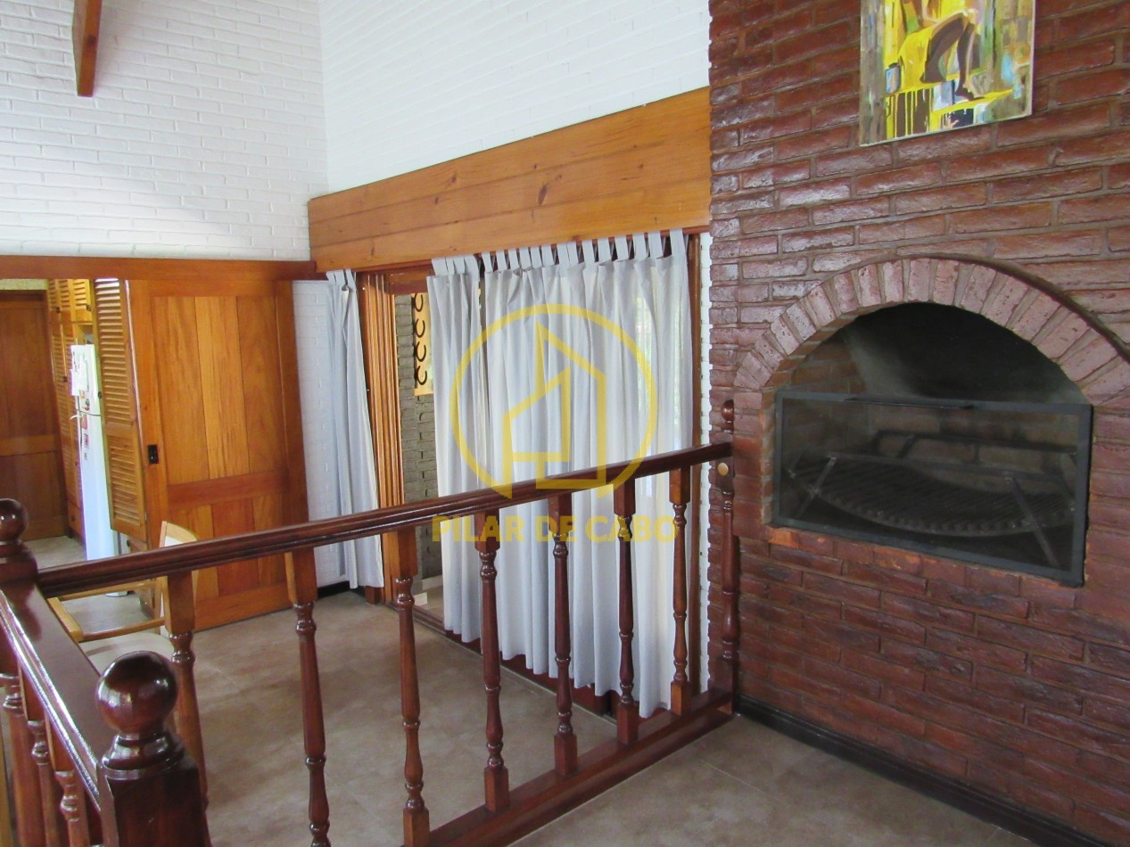CASA EN ALQUILER ANUAL/TEMPORAL  A 300 MTS DE LA PLAYA EN ZONA IGLESIA PINAMAR. 213 MT2 CUB.4 HABITACIONES .TERRENO 890 MT2 ESCUCHAMOS PROPUESTAS