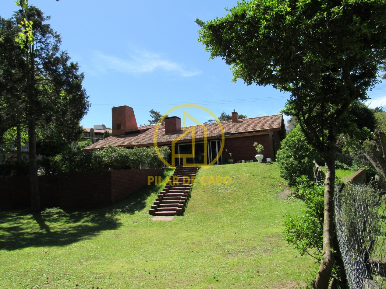 Casa en venta en Pinamar. Aceptamos vehiculo en parte de pago. Permutamos por P:H en Caba.