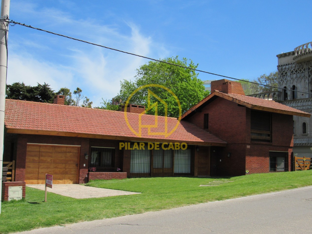 CASA EN ALQUILER ANUAL/TEMPORAL  A 300 MTS DE LA PLAYA EN ZONA IGLESIA PINAMAR. 213 MT2 CUB.4 HABITACIONES .TERRENO 890 MT2 ESCUCHAMOS PROPUESTAS