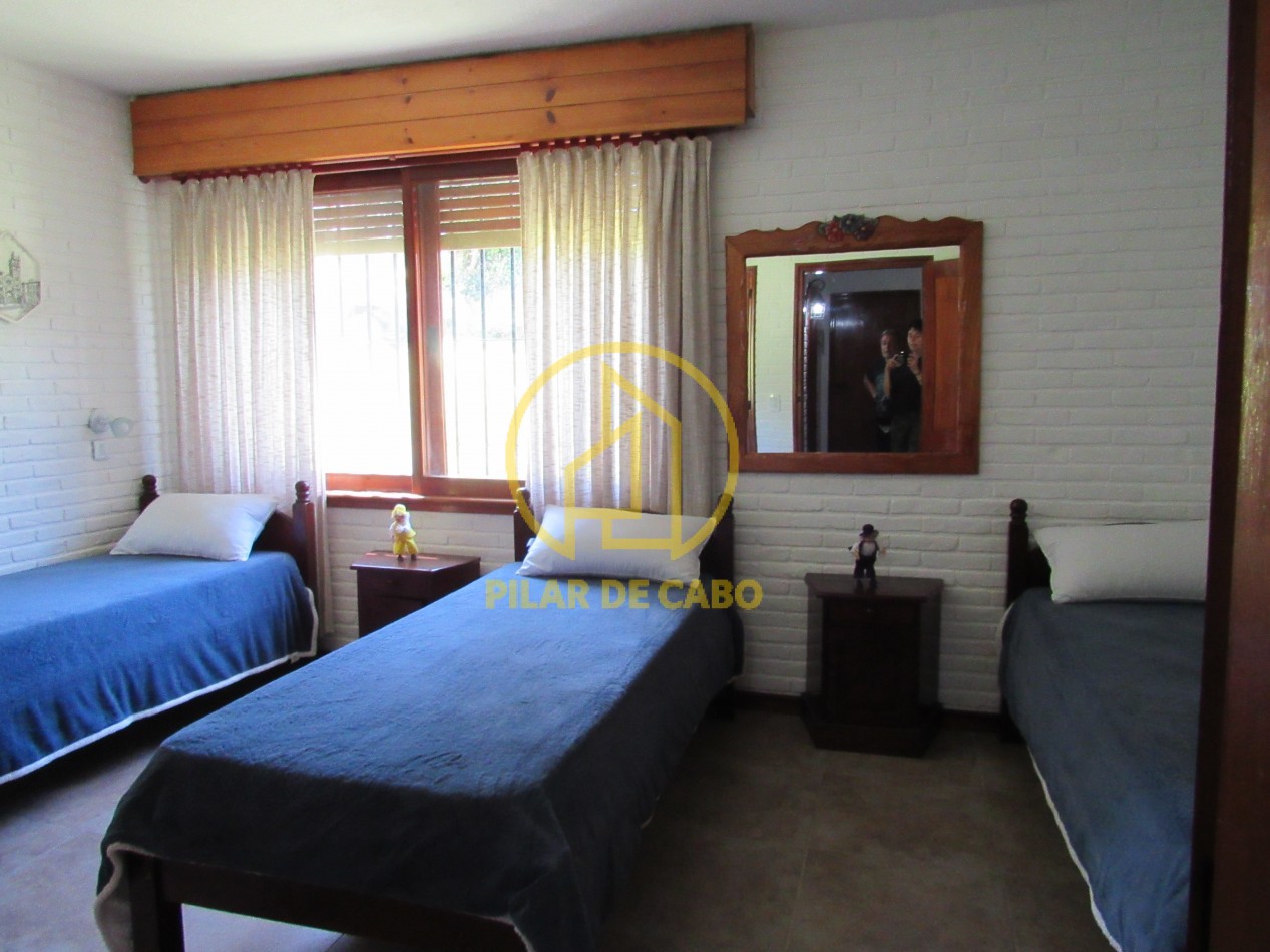 CASA EN ALQUILER ANUAL/TEMPORAL  A 300 MTS DE LA PLAYA EN ZONA IGLESIA PINAMAR. 213 MT2 CUB.4 HABITACIONES .TERRENO 890 MT2 ESCUCHAMOS PROPUESTAS