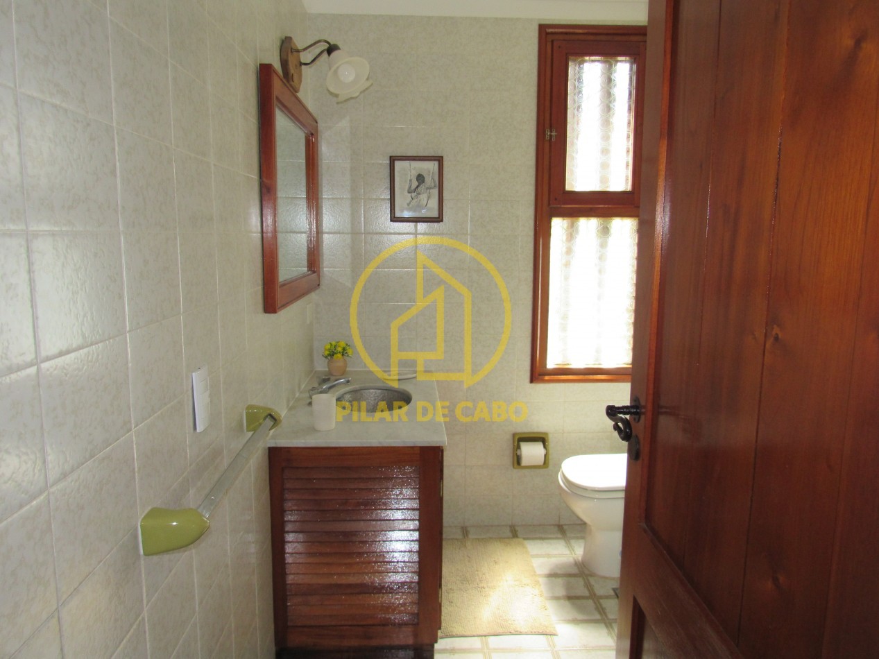 Casa en venta en Pinamar. Aceptamos vehiculo en parte de pago. Permutamos por P:H en Caba.