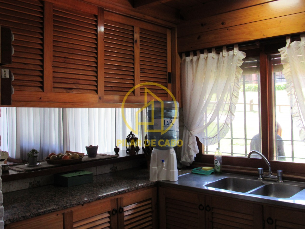 CASA EN ALQUILER ANUAL/TEMPORAL  A 300 MTS DE LA PLAYA EN ZONA IGLESIA PINAMAR. 213 MT2 CUB.4 HABITACIONES .TERRENO 890 MT2 ESCUCHAMOS PROPUESTAS
