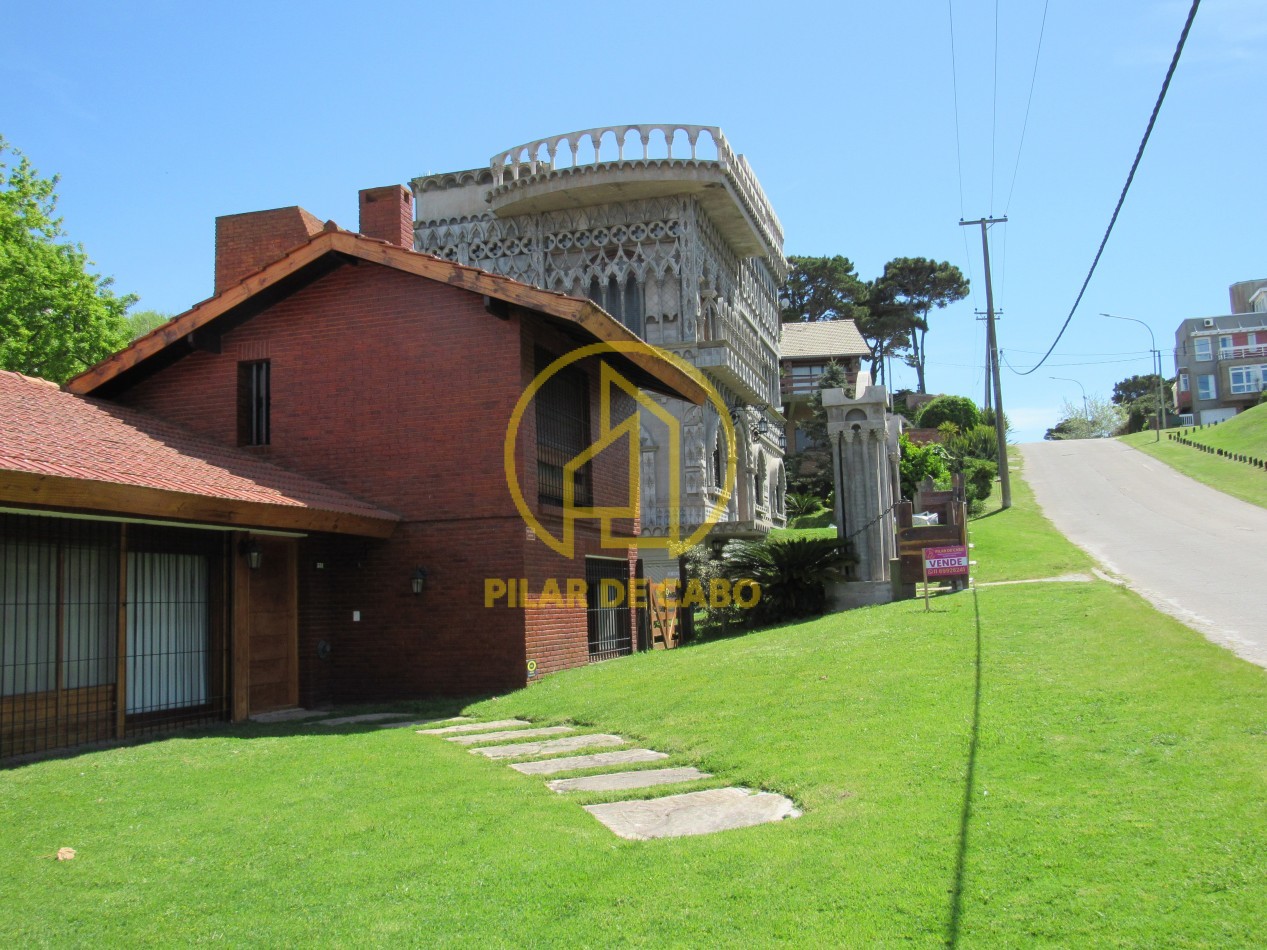 Casa en venta en Pinamar. Aceptamos vehiculo en parte de pago. Permutamos por P:H en Caba.