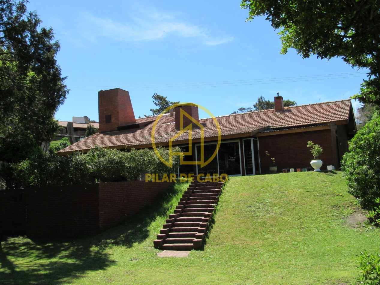 CASA EN ALQUILER ANUAL/TEMPORAL  A 300 MTS DE LA PLAYA EN ZONA IGLESIA PINAMAR. 213 MT2 CUB.4 HABITACIONES .TERRENO 890 MT2 ESCUCHAMOS PROPUESTAS
