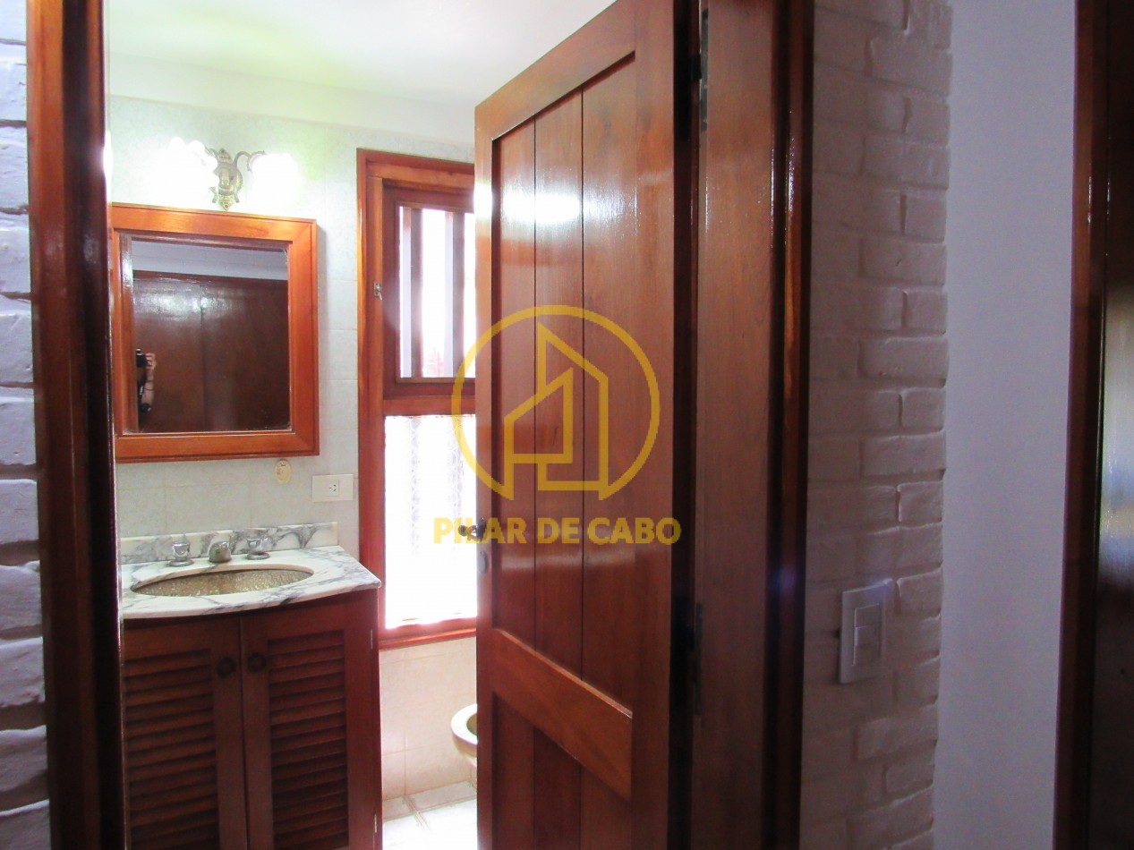 Casa en venta en Pinamar. Aceptamos vehiculo en parte de pago. Permutamos por P:H en Caba.
