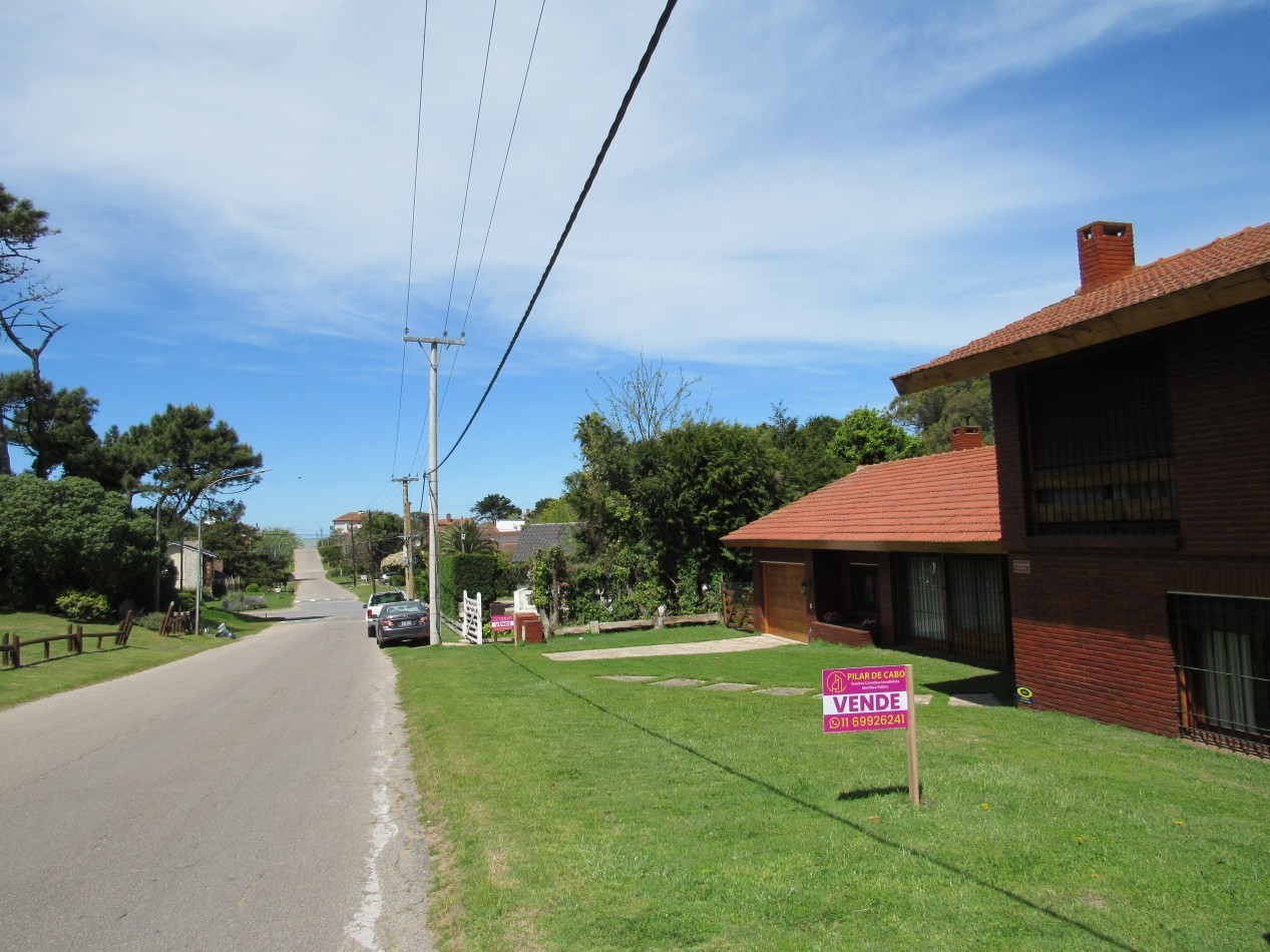 CASA EN VENTA  A 300 MTS DE LA PLAYA EN ZONA IGLESIA PINAMAR. 213 MT2 CUB.4 HABITACIONES .TERRENO 890 MT2 ESCUCHAMOS PROPUESTAS