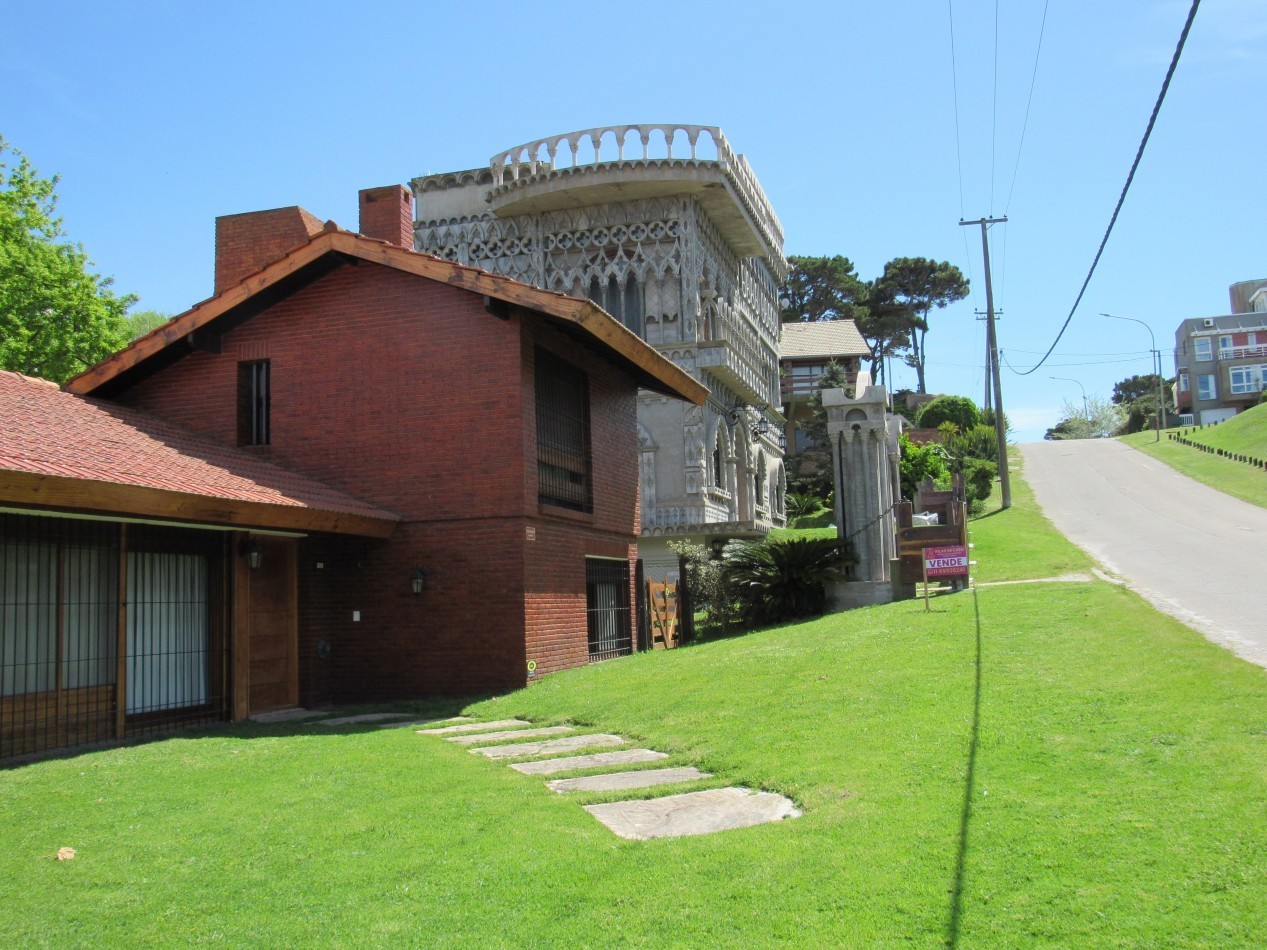 CASA EN VENTA  A 300 MTS DE LA PLAYA EN ZONA IGLESIA PINAMAR. 213 MT2 CUB.4 HABITACIONES .TERRENO 890 MT2 ESCUCHAMOS PROPUESTAS