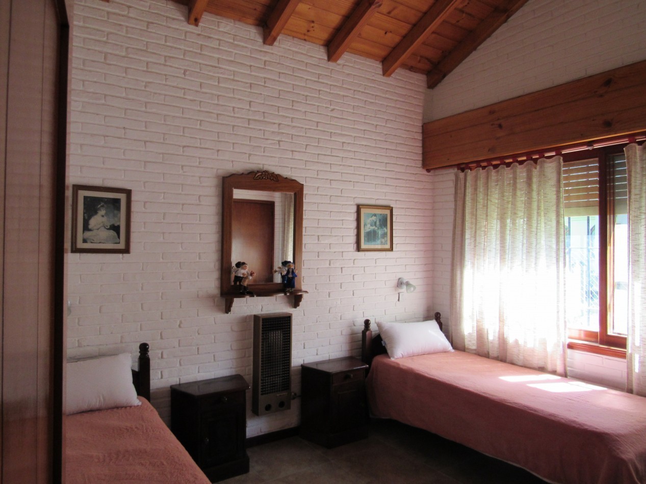 CASA EN VENTA  A 300 MTS DE LA PLAYA EN ZONA IGLESIA PINAMAR. 213 MT2 CUB.4 HABITACIONES .TERRENO 890 MT2 ESCUCHAMOS PROPUESTAS