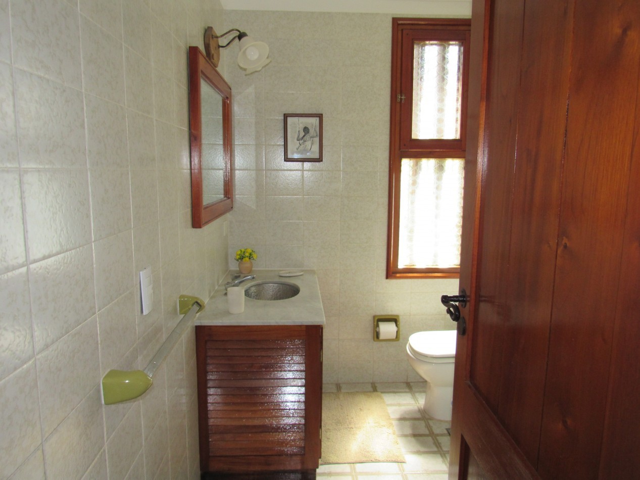 CASA EN VENTA  A 300 MTS DE LA PLAYA EN ZONA IGLESIA PINAMAR. 213 MT2 CUB.4 HABITACIONES .TERRENO 890 MT2 ESCUCHAMOS PROPUESTAS