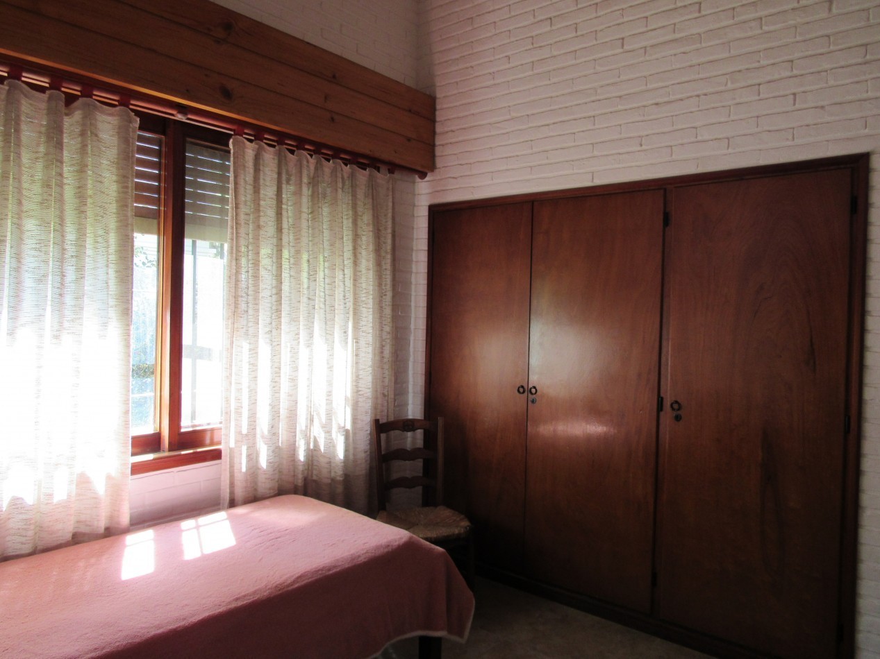 CASA EN VENTA  A 300 MTS DE LA PLAYA EN ZONA IGLESIA PINAMAR. 213 MT2 CUB.4 HABITACIONES .TERRENO 890 MT2 ESCUCHAMOS PROPUESTAS