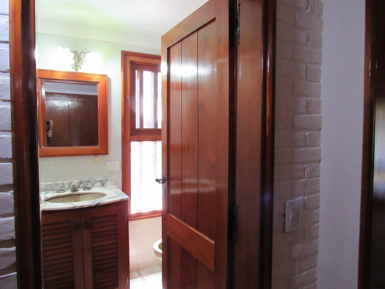 CASA EN VENTA  A 300 MTS DE LA PLAYA EN ZONA IGLESIA PINAMAR. 213 MT2 CUB.4 HABITACIONES .TERRENO 890 MT2 ESCUCHAMOS PROPUESTAS