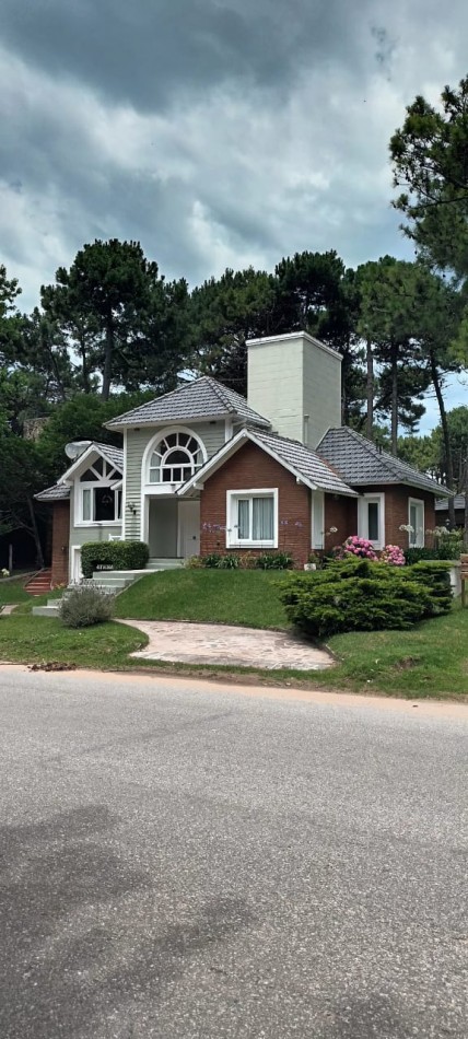 CASA EN VENTA PINAMAR NORTE  PERMUTA EN PARTE DE PAGO POR DEPTO. EN CABA.(CONSULTAR ZONAS DE PREFERENCIAS