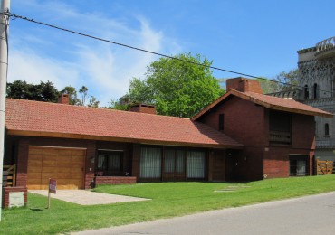 CASA EN VENTA A 300 MTS DE LA PLAYA EN ZONA IGLESIA PINAMAR. 213 MT2 CUB.4 HABITACIONES .TERRENO 890 MT2 ESCUCHAMOS PROPUESTAS