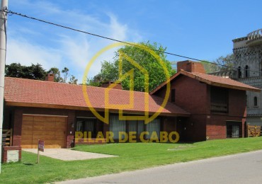 CASA EN VENTA  A 300 MTS DE LA PLAYA EN ZONA IGLESIA PINAMAR. 213 MT2 CUB.4 HABITACIONES .TERRENO 890 MT2 ESCUCHAMOS PROPUESTAS